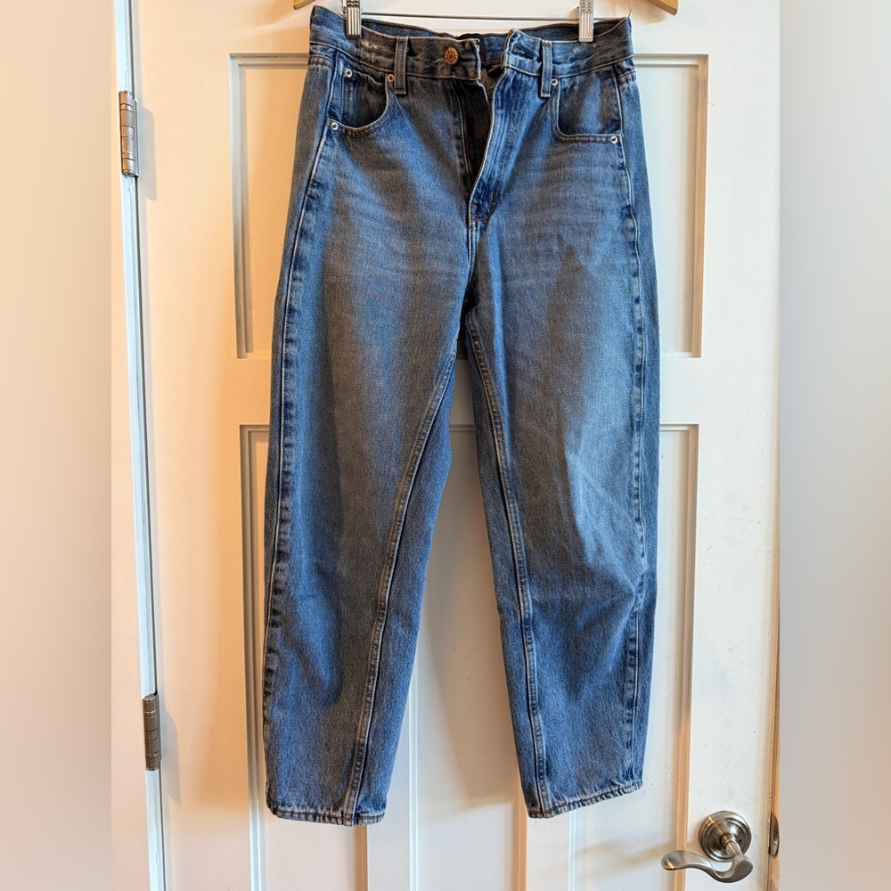 BDG High-Rise Carrot Jeans in Blue barrel leg